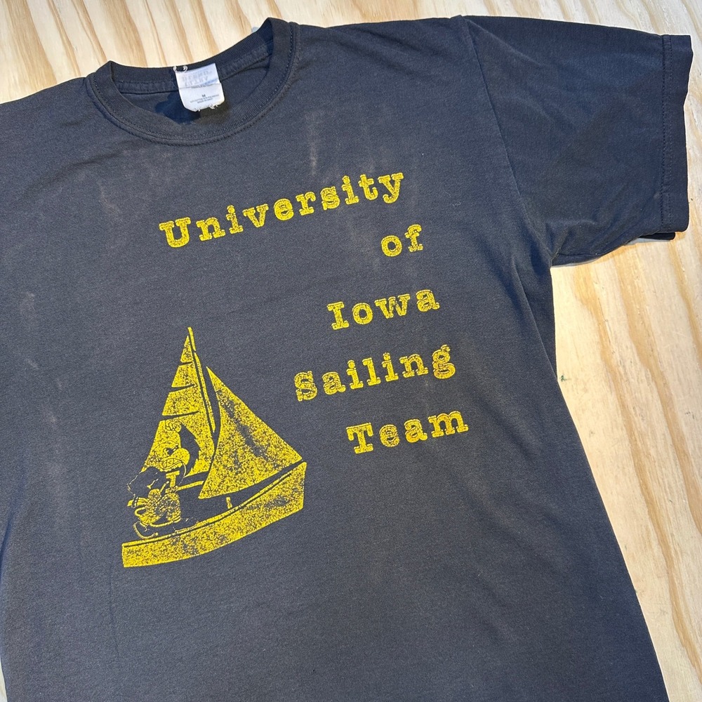 Gildan University of Iowa Sailing Team Shirt Mens Medium Navy Snoopy Graphic